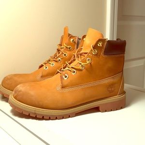 Mint condition brown timberlands/shoe cleaner